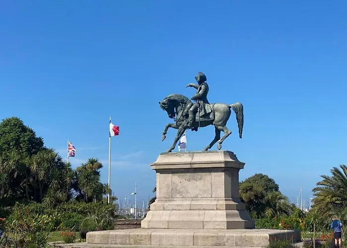 Le Petit Pedro شيربوغ أون كوتننتين